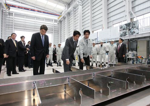 Photograph of the Prime Minister visiting a shipbuilding company 2