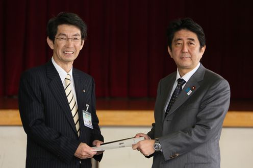Photograph of the Prime Minister receiving a letter of request from the Mayor of Yamada Town, Mr. Shinitsu Sato