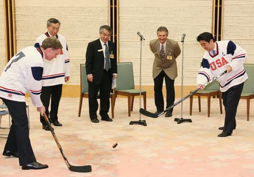 Photograph of the Prime Minister receiving a courtesy call from an ice hockey team from Portland, Maine 2
