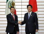 Photograph of Prime Minister Abe shaking hands with the President of the United Mexican States, Mr. Enrique Pena Nieto