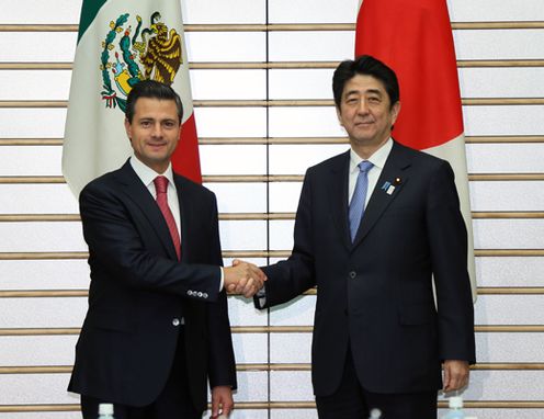 Photograph of Prime Minister Abe shaking hands with the President of the United Mexican States, Mr. Enrique Pena Nieto
