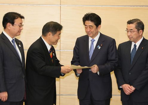 Photograph of the Prime Minister receiving a proposal from the Headquarters for the Revitalization of Education of the Liberal Democratic Party of Japan 1