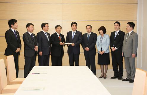 Photograph of the Prime Minister receiving a proposal from the Headquarters for the Revitalization of Education of the Liberal Democratic Party of Japan 2