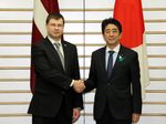Photograph of Prime Minister Abe shaking hands with Prime Minister Valdis Dombrovskis
