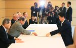 Photograph of Prime Minister Abe receiving a letter of request from the Organizations representing the war dead