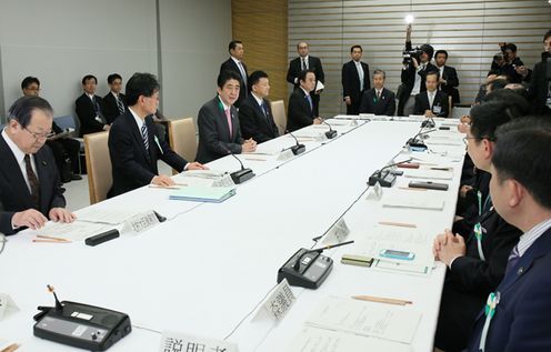 Photograph of the Prime Minister delivering an address at the meeting of the Advisory Council on Decentralization Reform 2