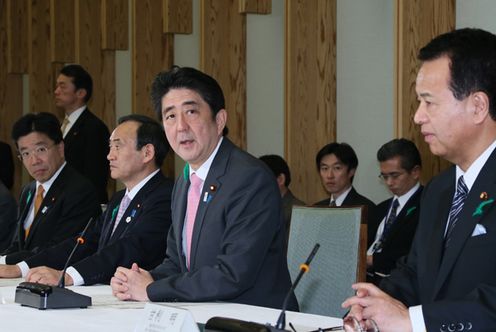 Photograph of the Prime Minister delivering an address at the Meeting amongst Main Ministers on the TPP 1