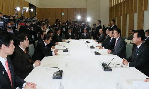Photograph of the Prime Minister delivering an address at the Meeting amongst Main Ministers on the TPP 2