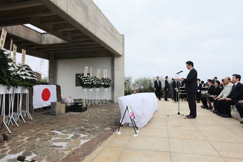 Photograph of the Prime Minister paying a tribute to the war dead