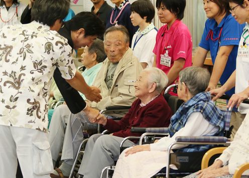 Photograph of the Prime Minister visiting a medical center and nursing home
