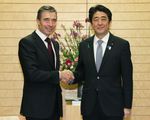 Photograph of Prime Minister Abe shaking hands with the NATO Secretary General, Mr. Anders Fogh Rasmussen