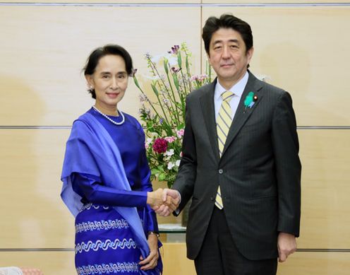 Photograph of Prime Minister Abe shaking hands with Chairperson of the National League for Democracy of the Republic of the Union of Myanmar Ms. Aung San Suu Kyi