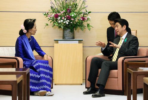 Photograph of Prime Minister Abe receiving a courtesy call from Chairperson of the National League for Democracy of the Republic of the Union of Myanmar Ms. Aung San Suu Kyi