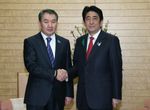 Photograph of Prime Minister Abe shaking hands with the Chairman of the Senate of the Parliament of the Republic of Kazakhstan, Mr. Kairat Mami