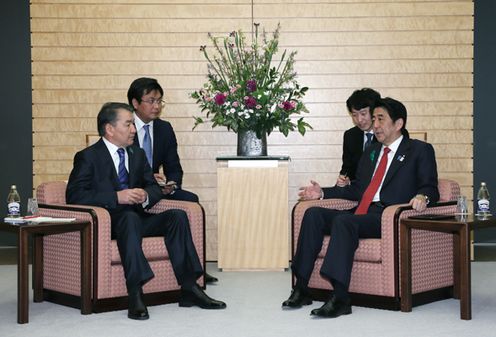 Photograph of Prime Minister Abe receiving a courtesy call from the Chairman of the Senate of the Parliament of the Republic of Kazakhstan, Mr. Kairat Mami