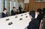 Photograph of the Prime Minister delivering an address to junior high school students from Minamisoma City, Fukushima Prefecture 1
