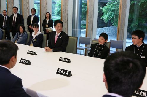 Photograph of the Prime Minister delivering an address to junior high school students from Minamisoma City, Fukushima Prefecture 2