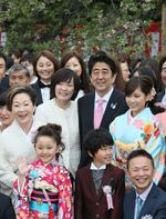 Photograph of the Prime Minister having a photograph taken with guests at the cherry blossom viewing party 1