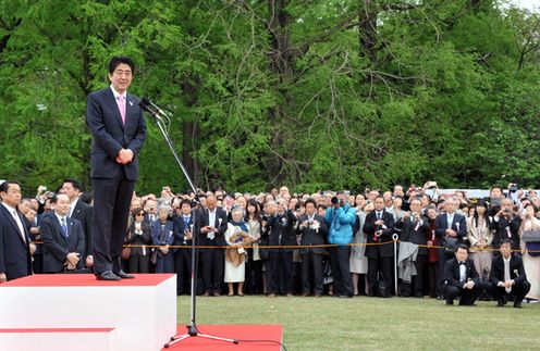 Photograph of the Prime Minister delivering an address at the cherry blossom viewing party 1
