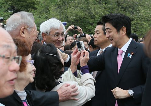 Photograph of the Prime Minister chatting with guests at the cherry blossom viewing party