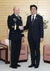 Photograph of Prime Minister Abe shaking hands with the Chairman of the Joint Chiefs of Staff of the U.S., Gen. Martin E. Dempsey