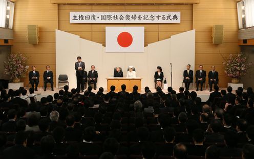Photograph of the Prime Minister delivering an address at the Ceremony to Commemorate the Anniversary of Japan's Restoration of Sovereignty and Return to the International Community 1