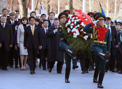 Photograph of the Prime Minister offering flowers at the Tomb of the Unknown Soldiers 1