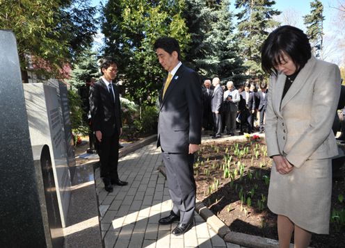 Photograph of the Prime Minister paying his respects at the Japanese Cemetery
