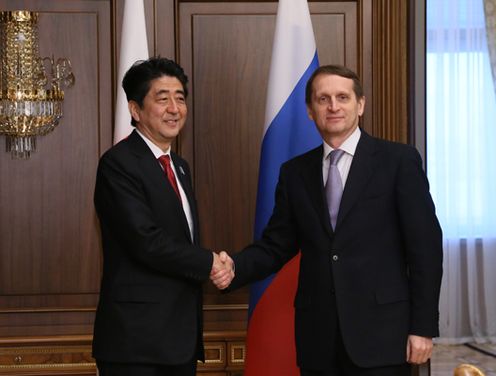 Photograph of Prime Minister Abe shaking hands with the Chair of the State Duma, Mr. Sergey Evgenievich Naryshkin
