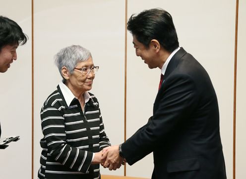 Photograph of Prime Minister Abe meeting Ms. Nina Polyanskaya