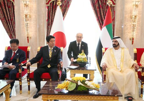 Photograph of Prime Minister Abe meeting with the Vice President and Prime Minister of the UAE, His Highness Sheikh Mohammed bin Rashid Al Maktoum