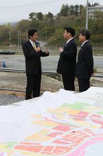 Photograph of the Prime Minister observing the rezoning project of the central area of Onagawa Town
