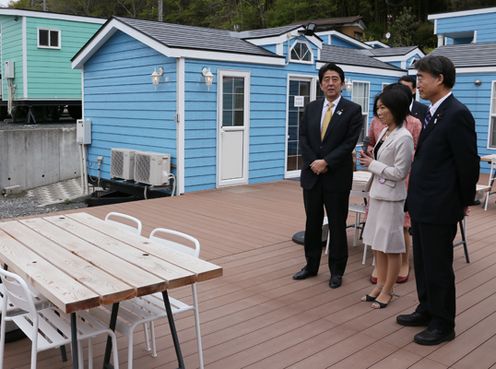 Photograph of the Prime Minister visiting the trailer house lodging