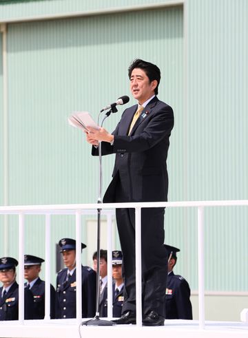 Photograph of the Prime Minister offering words of encouragement to Self-Defense Force personnel at the Air Self-Defense Force Matsushima Air Base