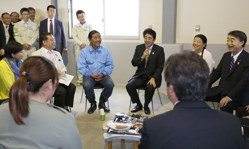 Photograph of the Prime Minister having talks with young agricultural workers from the disaster area and others in the Sendai Higashi area