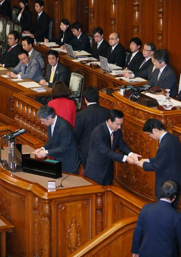 Photograph of the Prime Minister watching over the signed voting at the plenary session of the House of Councillors
