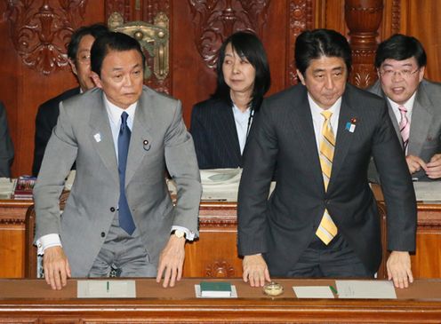 Photograph of the Prime Minister bowing after the passage of the comprehensive FY2013 budget at the plenary session of the House of Representatives 1