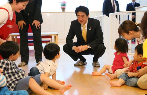 Photograph of the Prime Minister visiting Kangaroom Shiodome, a nursery school operated by Shiseido 1