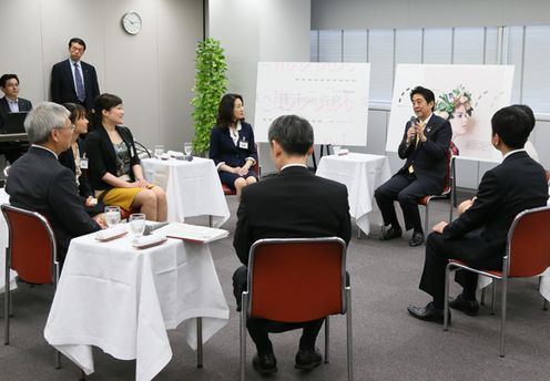 Photograph of the Prime Minister conversing with employees 1