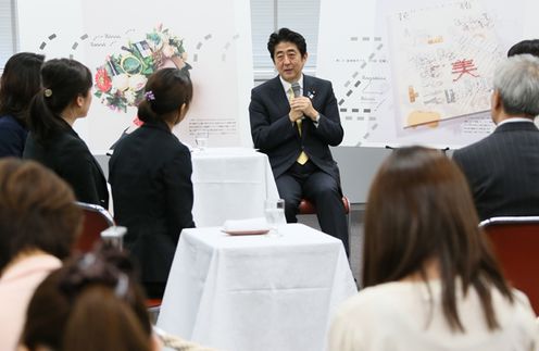 Photograph of the Prime Minister conversing with employees 2