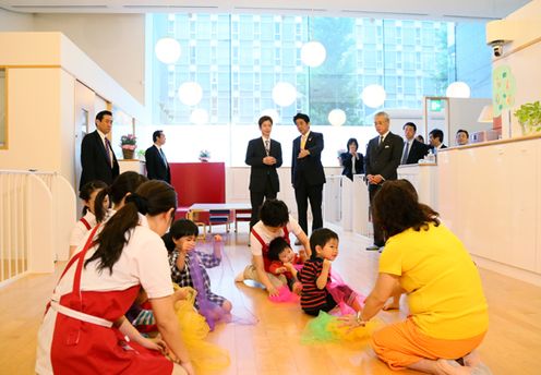 Photograph of the Prime Minister visiting Kangaroom Shiodome, a nursery school operated by Shiseido 2