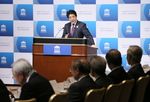 Photograph of the Prime Minister delivering a speech at the Gathering with Prime Minister Abe hosted by Japan Akademeia 1