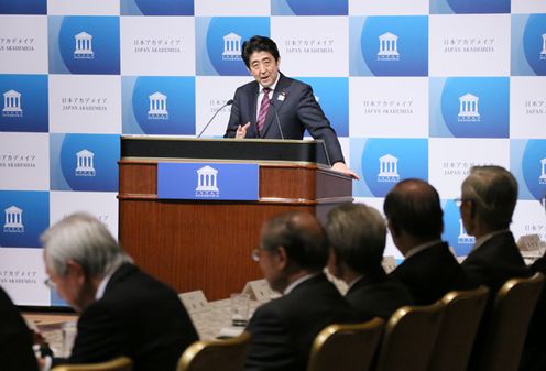 Photograph of the Prime Minister delivering a speech at the Gathering with Prime Minister Abe hosted by Japan Akademeia 1