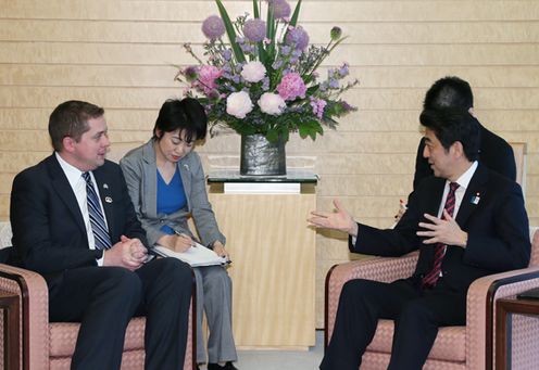 Photograph of Prime Minister Abe receiving a courtesy call from the Speaker of the House of Commons of Canada, Mr. Andrew Scheer