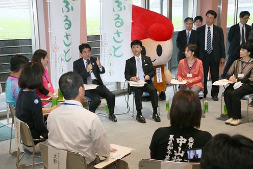 Photograph of the Prime Minister attending the Hometown Roundtable Talk