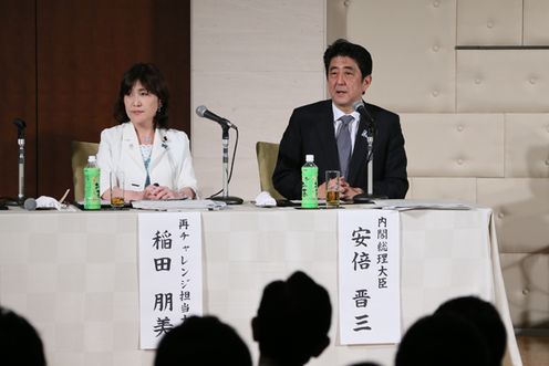 Photograph of the Prime Minister attending the Forum for Promoting Active Participation by Young People and Women 1