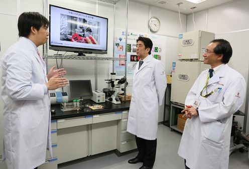 Photograph of the Prime Minister visiting Kyushu University Hospital 2