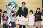 Photograph of the Prime Minister receiving a courtesy call from the winners of the Future Shinkansen Contest 1