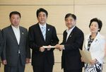 Photograph of the Prime Minister receiving a request from the Headquarters for the Revitalization of Education of the Liberal Democratic Party of Japan