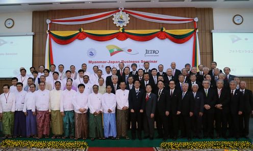 Photograph of the Prime Minister attending a commemorative photograph session at the Myanmar-Japan Business Seminar